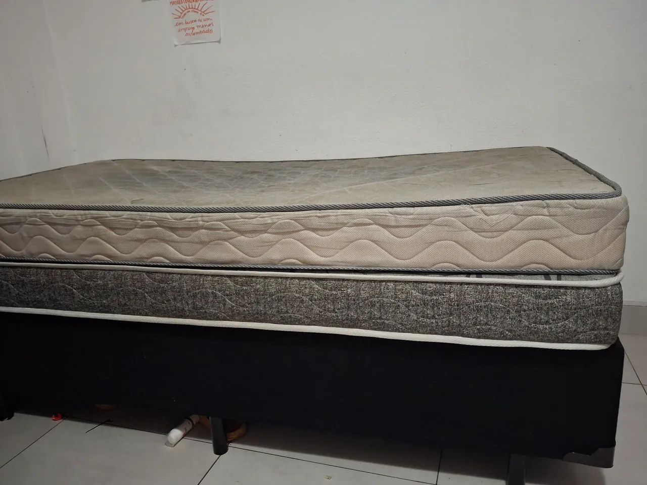 Cama de solteiro com base e 2 colchões 