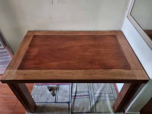 VENDO MESA DE MADEIRA MACIÇA COM 4 CADEIRAS - Foto 2