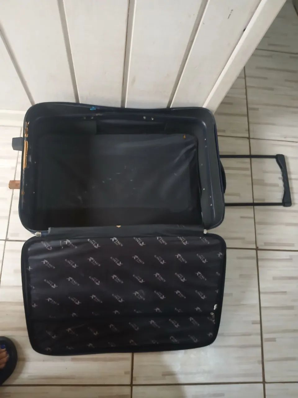 Mala de viagem 40reais, porem tem um lado quebrado mas dar de usar normal  - Foto 3