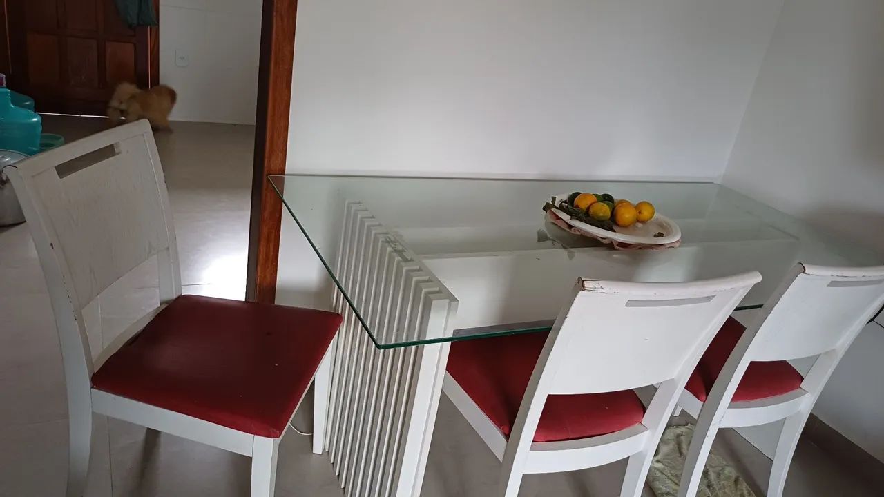 Mesa de jantar de madeira 