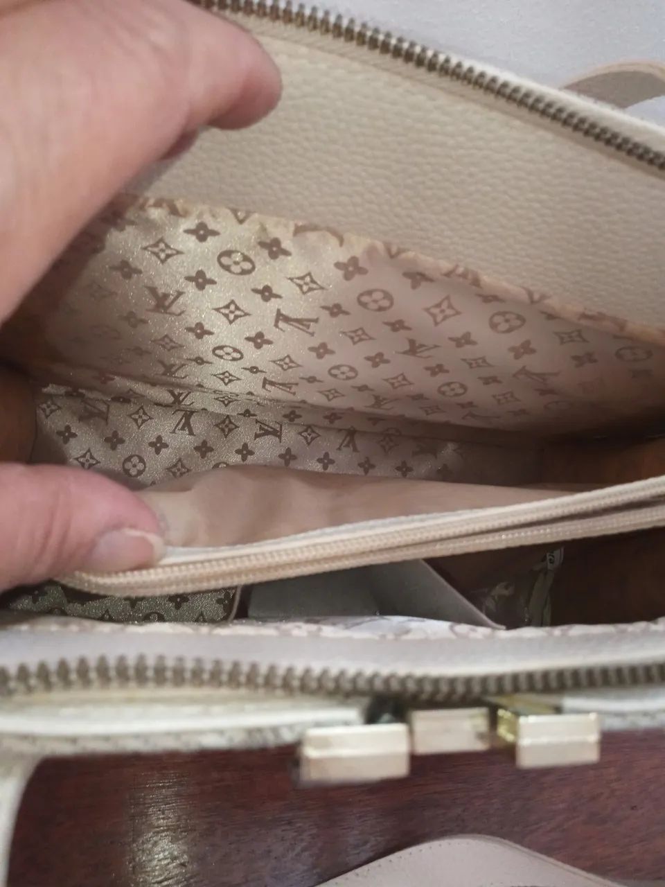 Lindas Bolsas com óculos de sol. - Foto 5