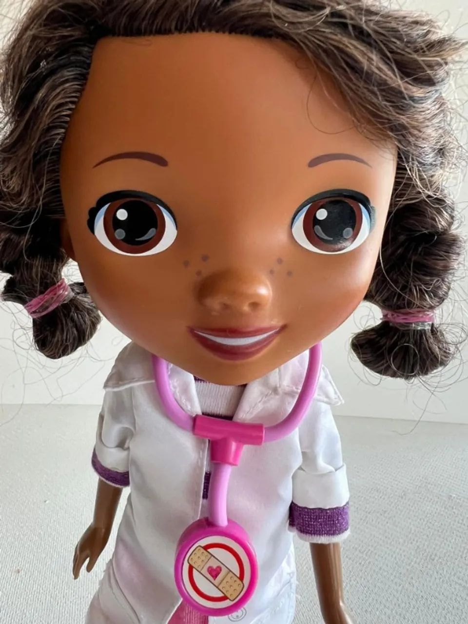 BONECA DR BRINQUEDOS DISNEY STORE FALA E CANTA EM INGLES - Foto 3