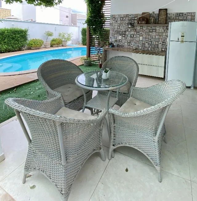 Conjunto de mesa e cadeiras para varanda
