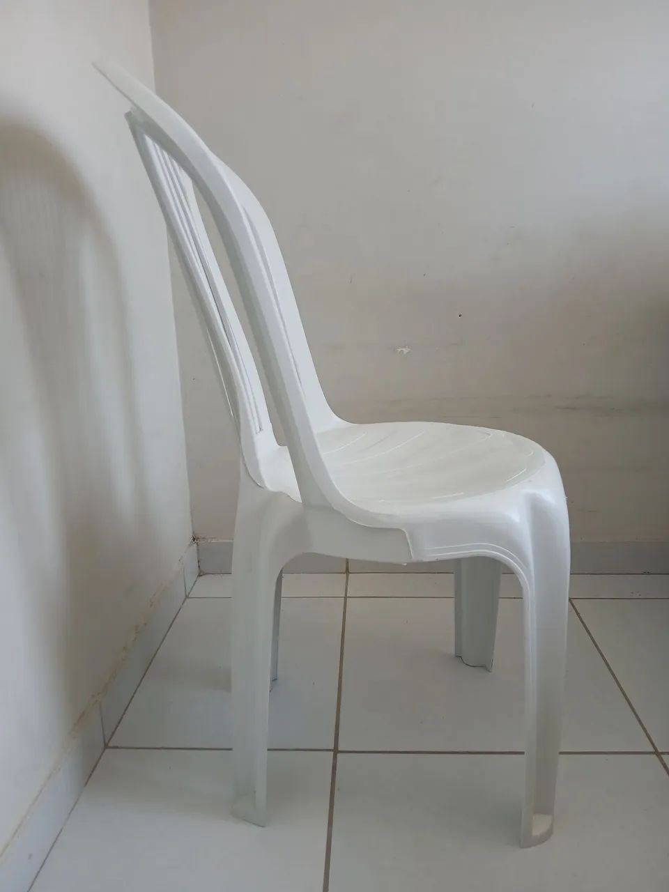 Vendo cadeira em plastico usada - Foto 4