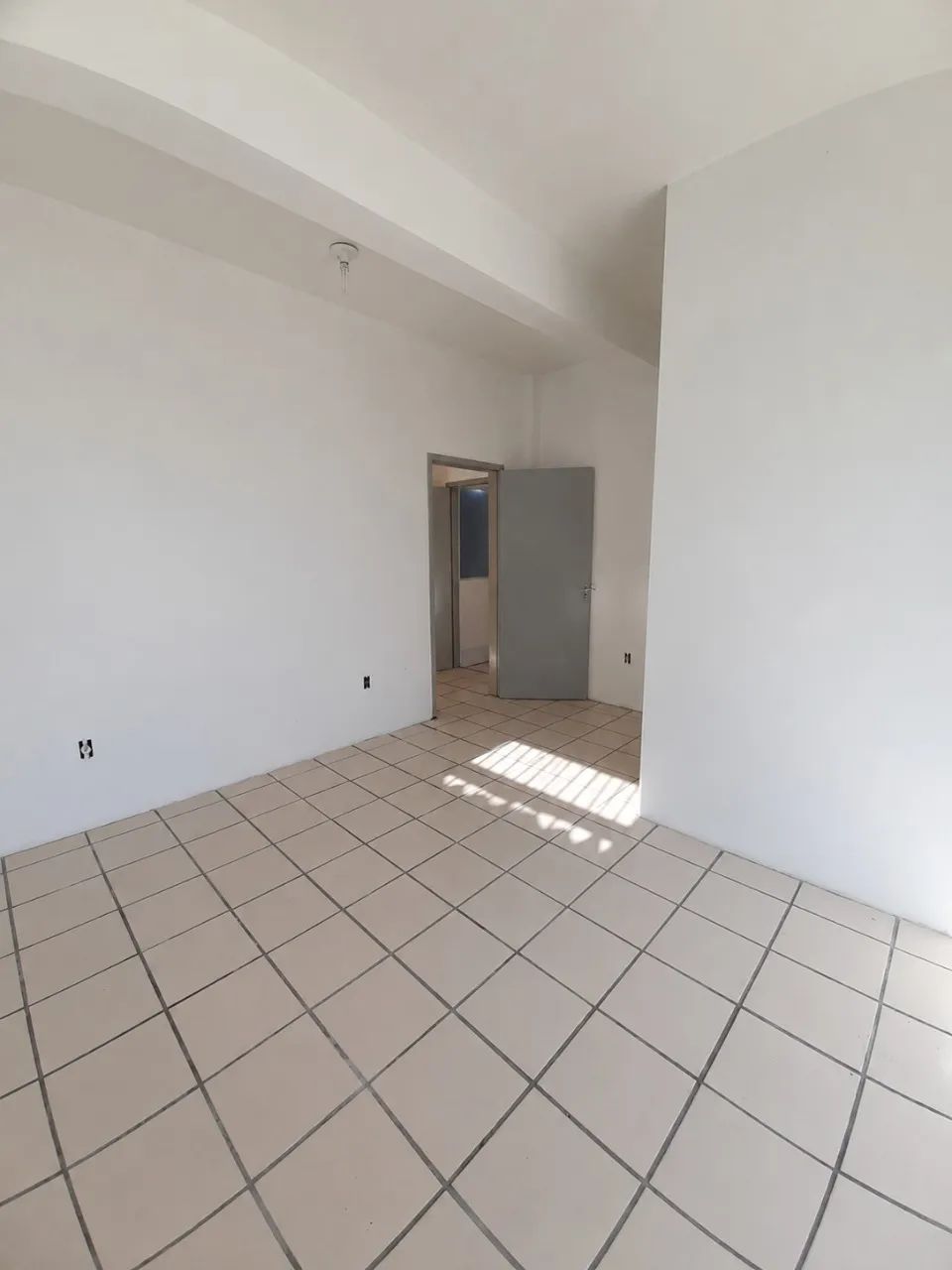 SALA COMERCIAL TÉRREA COM EXCELENTE LOCALIZAÇÃO E AMPLO ESTACIONAMENTO - Foto 5