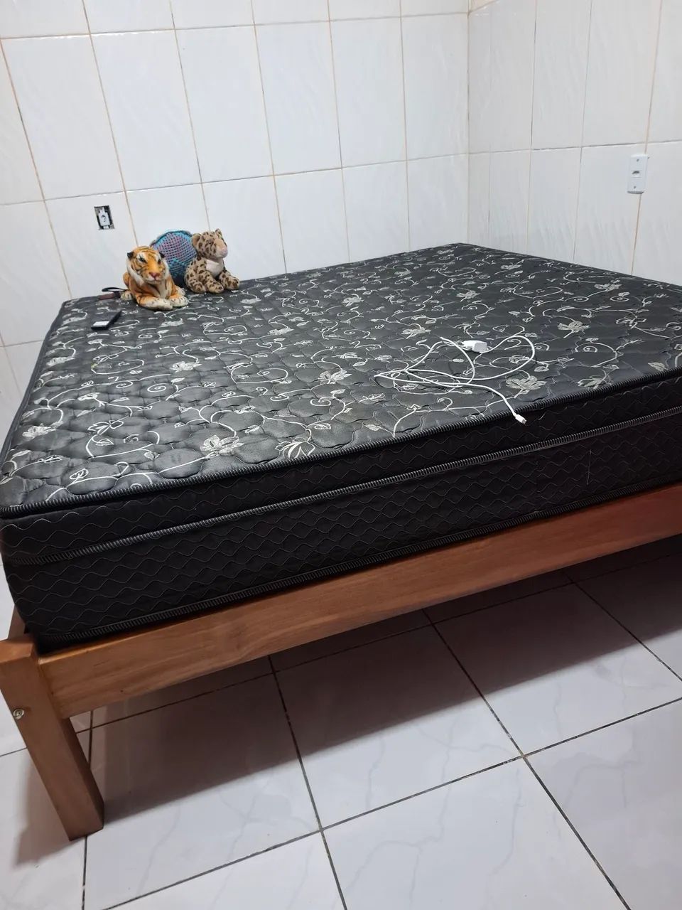 Vendo cama Super King com base de madeira semi nova