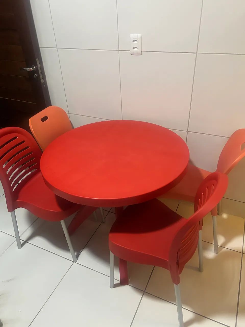 Mesa e 4 cadeiras de plástico  - Foto 2