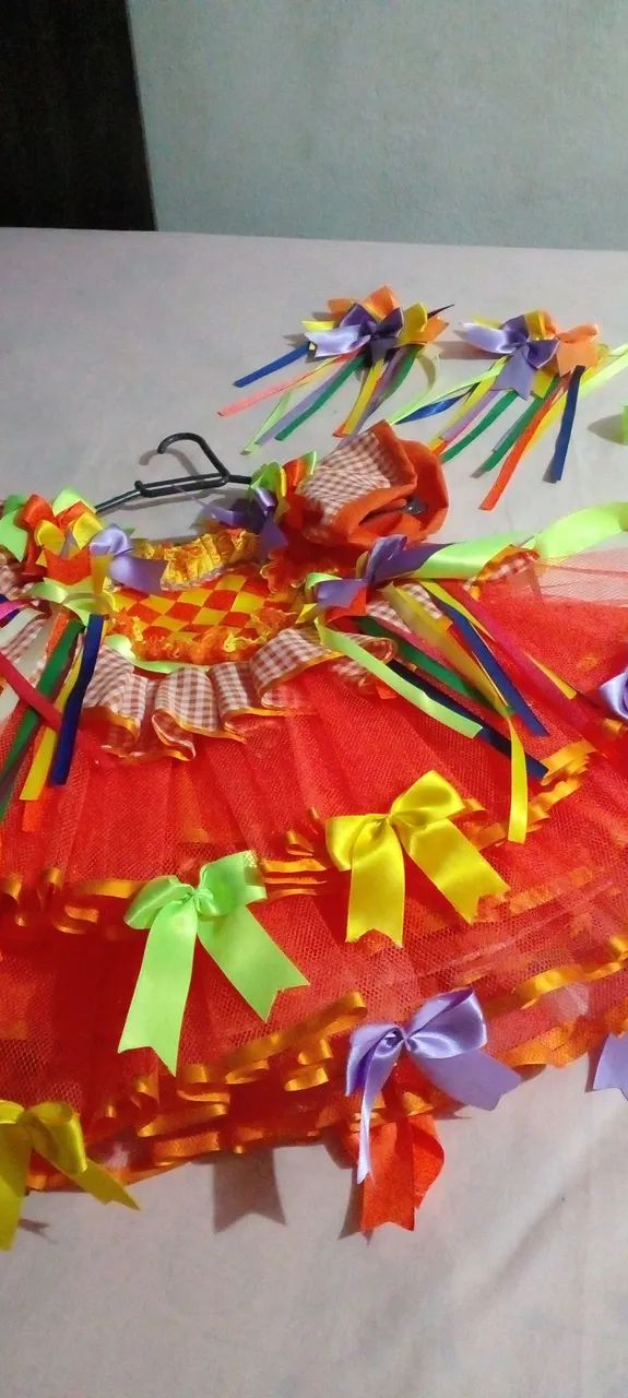 Vendo vestido junino p criança d 5 anos acompanha os lacinhos usado 1 vez em perfeito esta