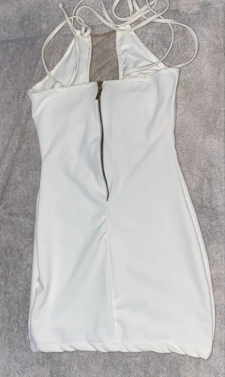 Vestido branco curto com pedraria e strass  - Foto 2
