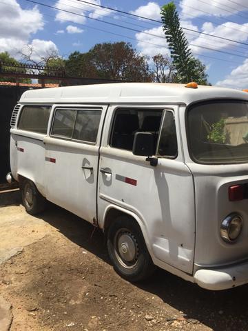Vende-se ou troca-se Kombi 1.6 Em Dias Ano 98/99