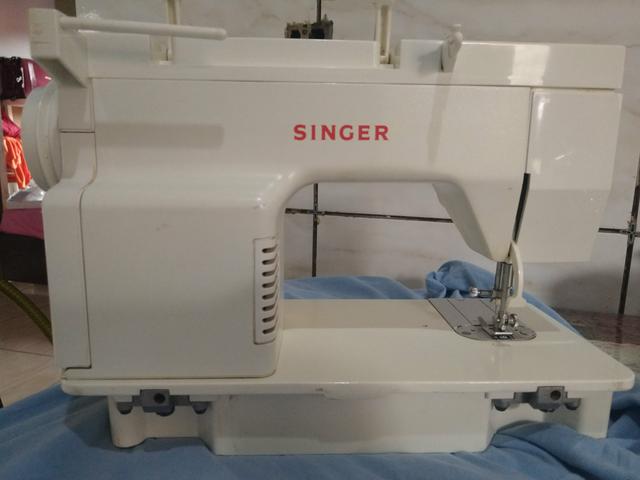 Máquina de costura singer facilita