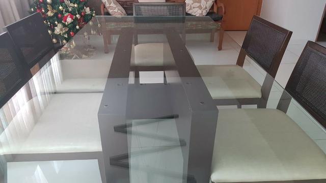 Jogo de mesa de jantar com 6 cadeiras . - Foto 2