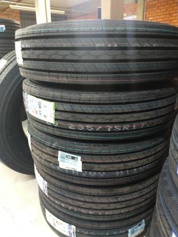 Pneu 215/75R17.5 liso cargo vw 710 accelo