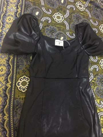 vestido imitando couro