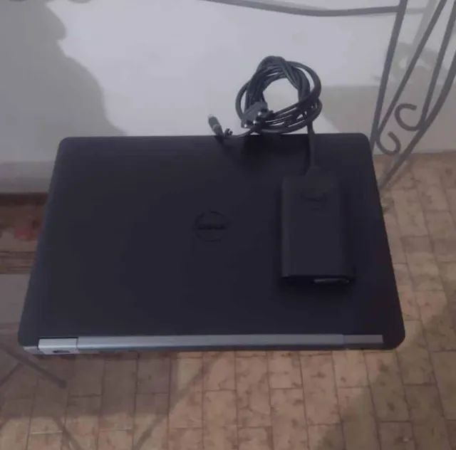 Notebook Dell ( Core i5 oitava geração , com 8 GB de memória e SSD )