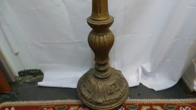 Tocheiro de chão antigo em madeira nobre todo entalhado dos anos 60 linda peça!! - Foto 2