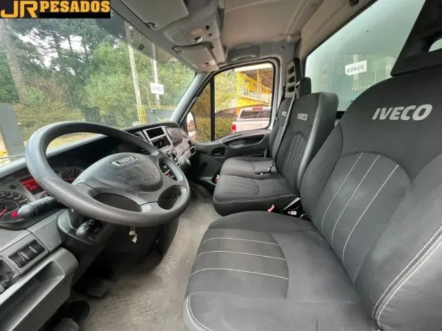 iveco daily 35s14 vuc ano 2019 com baú toco 4x2