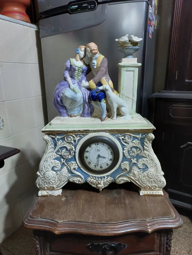 ESCULTURA PORCELANA ANTIGA ITALIANA COM RELOGIO