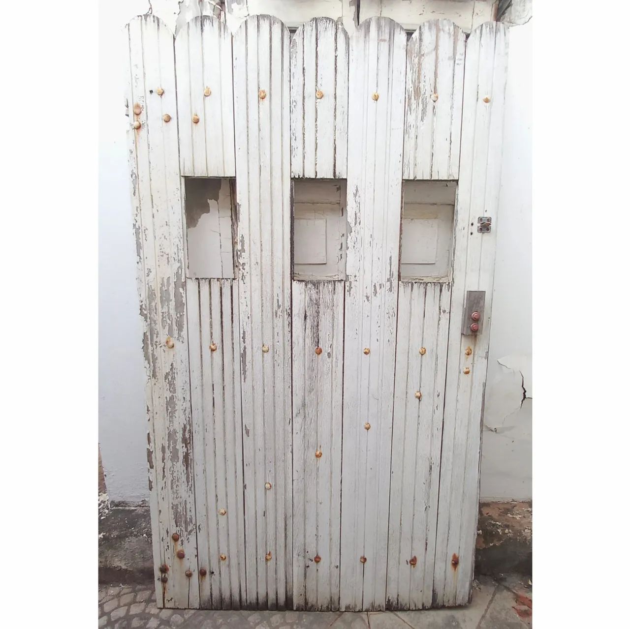 Porta externa (tipo portão) de pau darco (ipê), madeira maciça. 170 x 99 cm.