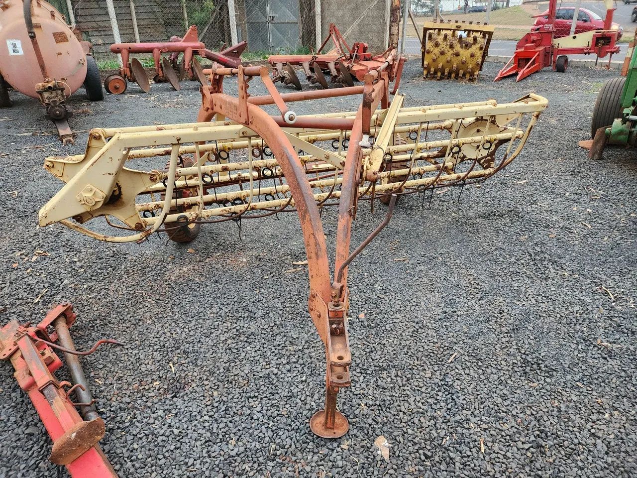 Ancinho enleirador de feno New Holland  - Foto 6