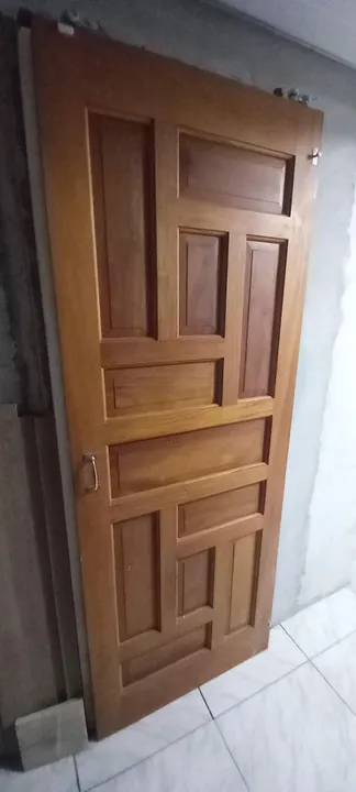 Porta de madeira maciça em ótimo estado!