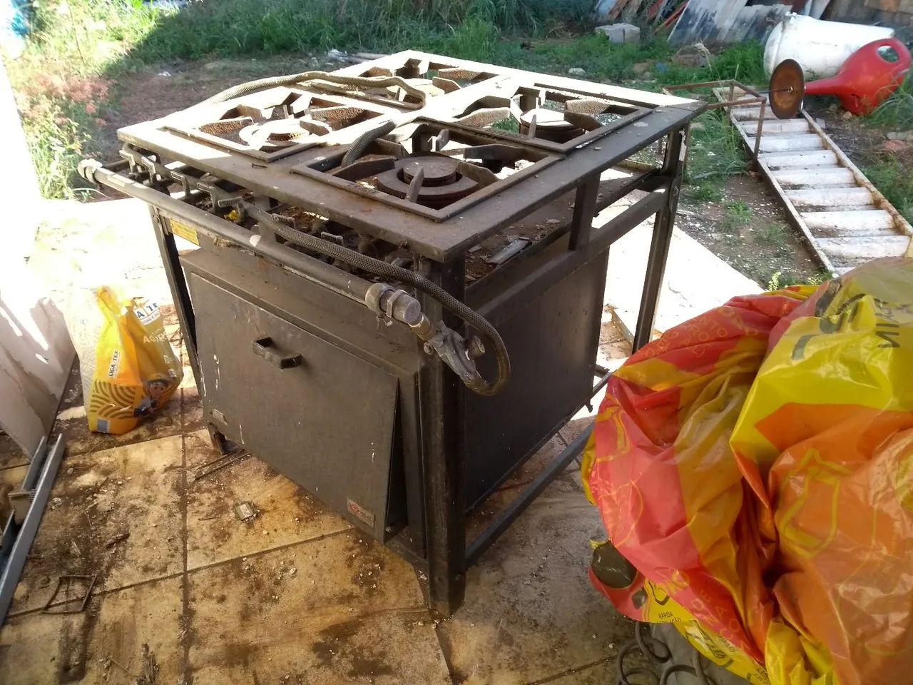 Fogão e forno industrial 4 bocas