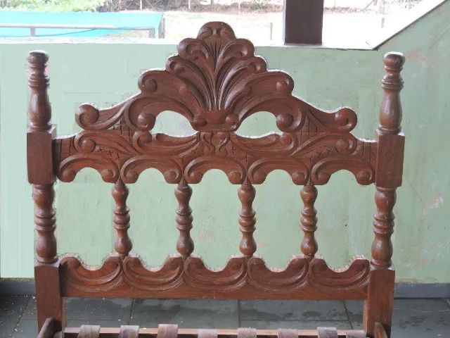 Cama de solteiro em madeira maciça talhada e torneada - Foto 2
