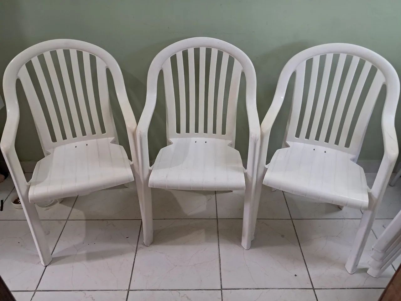 3 Cadeiras de Plástico Brancas R$ 450,00 - Casa Amarela - Foto 3