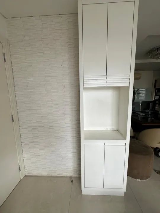 Móvel de madeira para apoio de chaves e decoração 