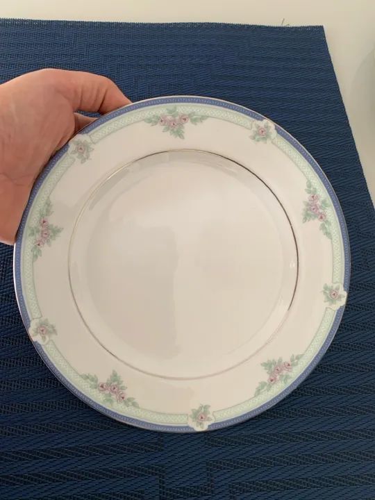 PRATOS EM PORCELANA SCHMIDT BRANCA COM DECORAÇÃO FLORAL E FAIXAS AZUL E VERDE. - Foto 2