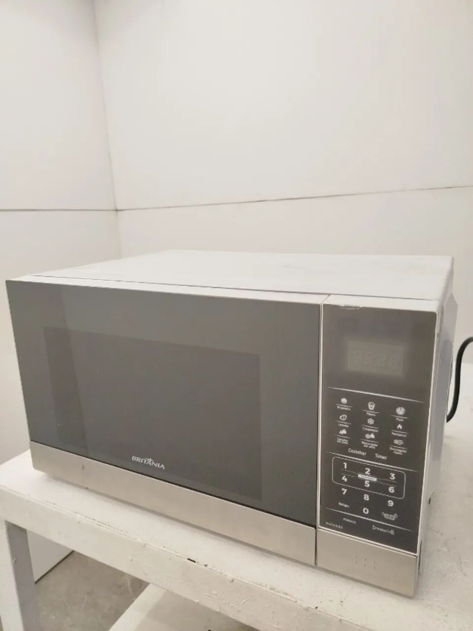 MICROONDAS BRITANIA 28L INX BMO28IEB 127v- OUTLET