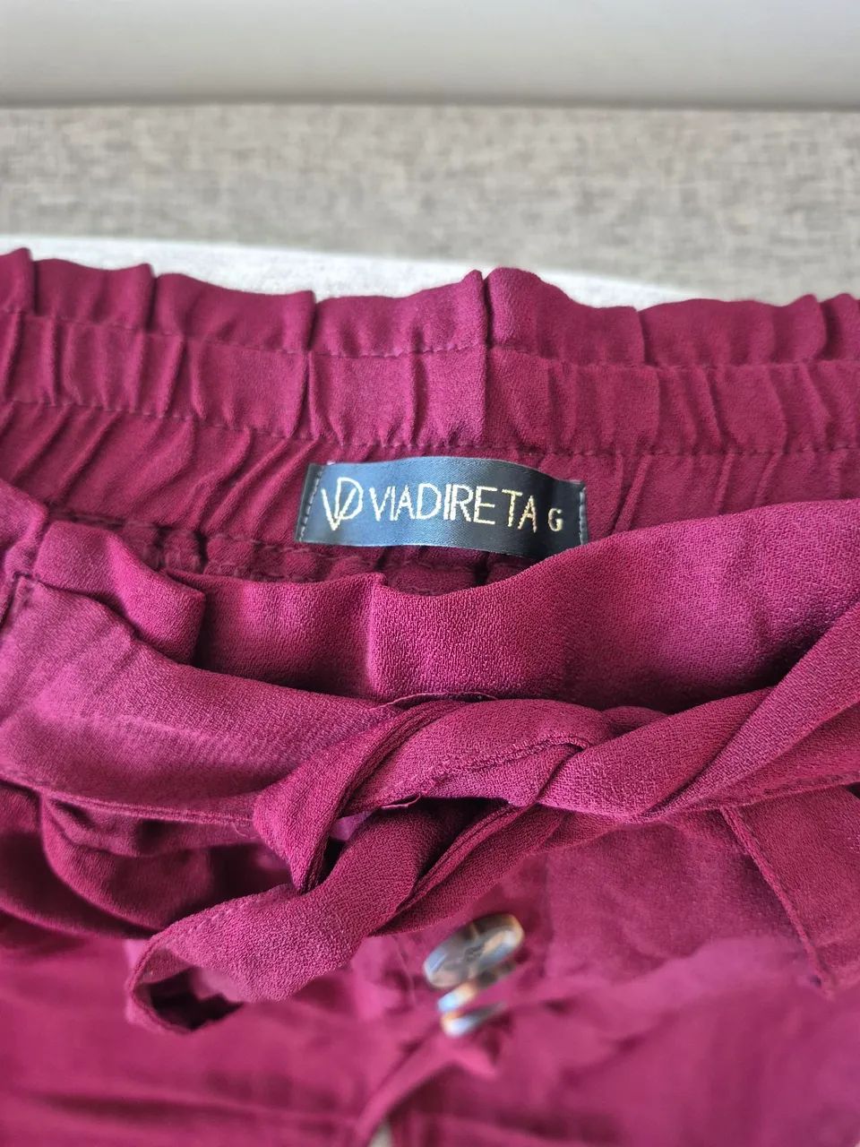 Calça feminina vinho com cinto e detalhes - Foto 2