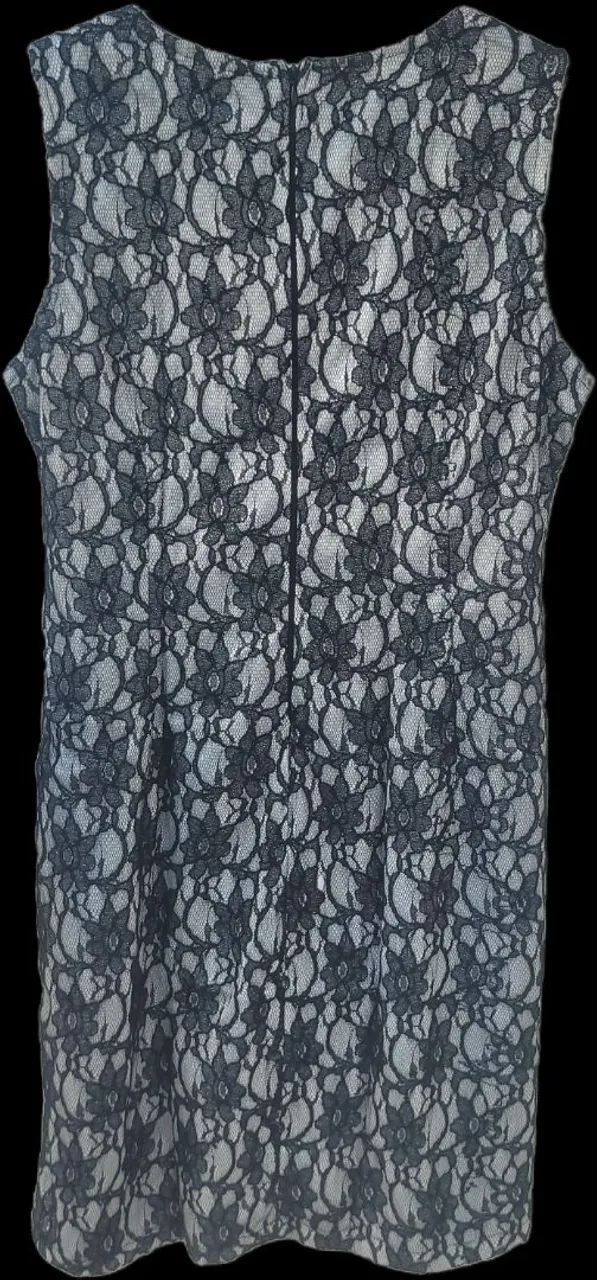 Vestido Preto de Renda com fundo cinza - Foto 2