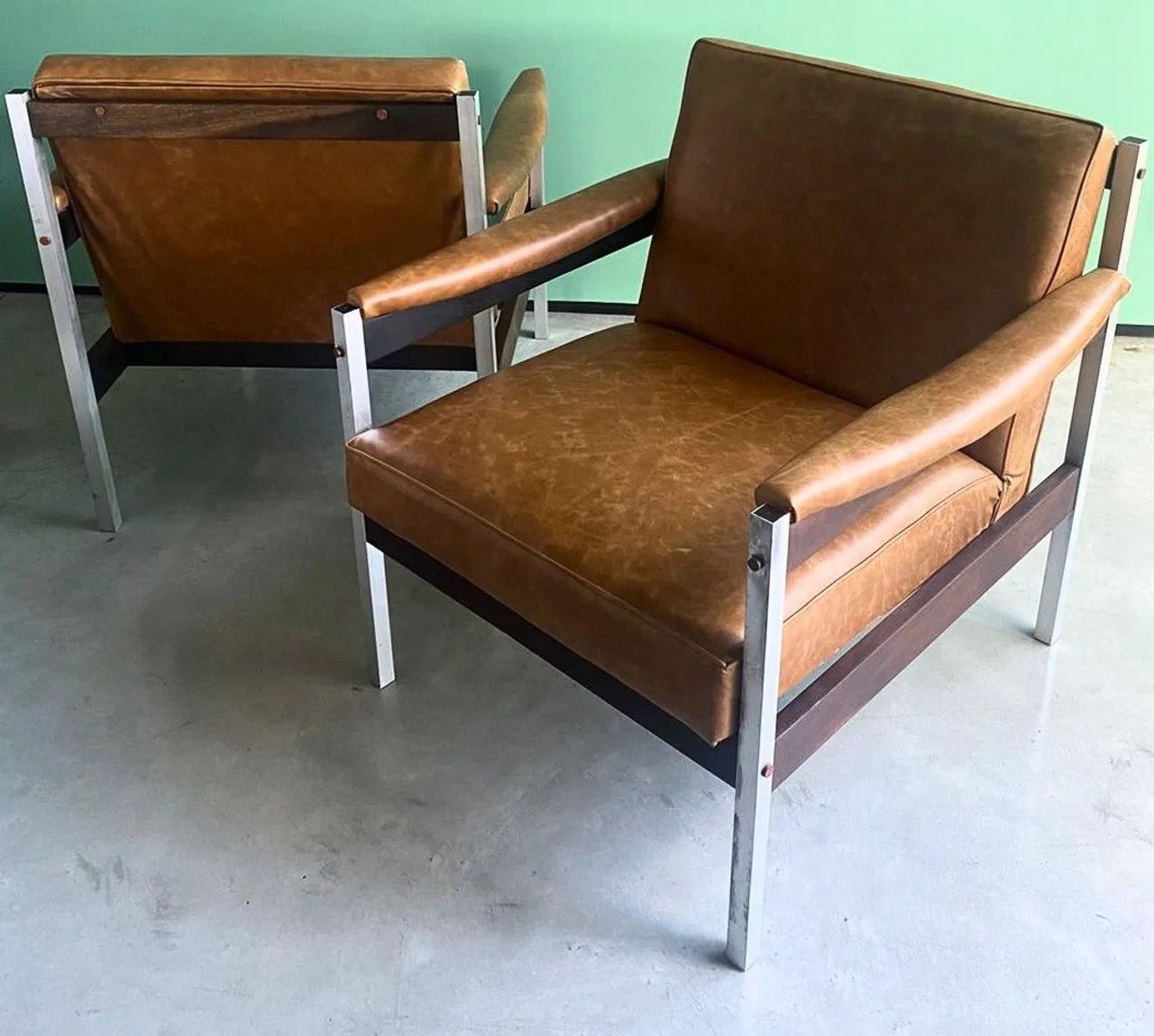 Antigo Par de Poltronas Moveis Cimo em Couro natural - Foto 5