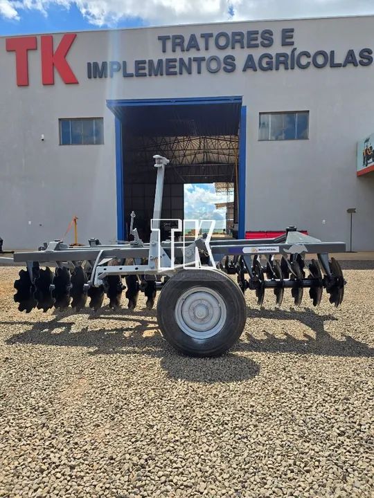 Grade niveladora de 36 discos com pneus para transporte tatu - Tk Tratores Nova Andradina  - Foto 2
