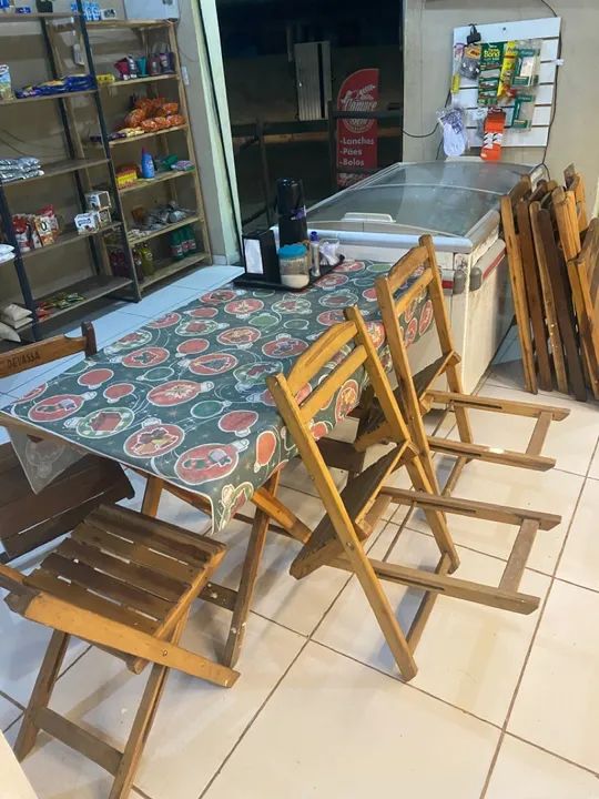 Jogo de mesas e cadeiras de madeira para restaurante