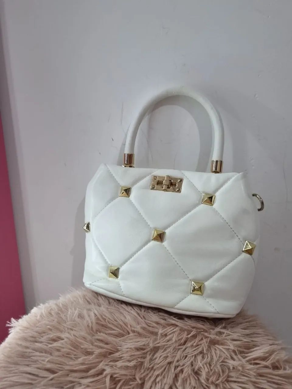 Bolsa de mão branca com metais dourados 