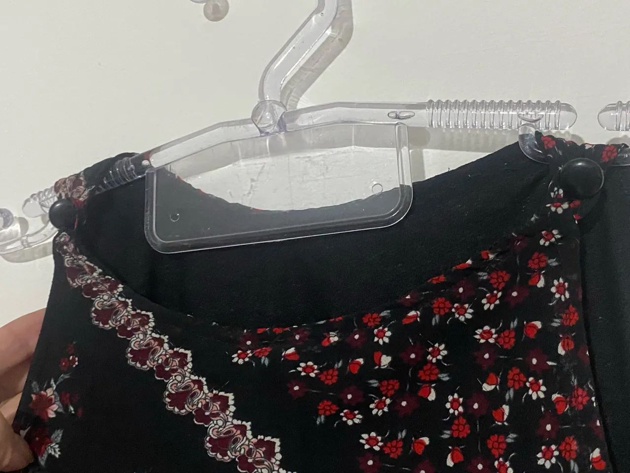 Blusa Floral Preta com Detalhe bicos  - Foto 5