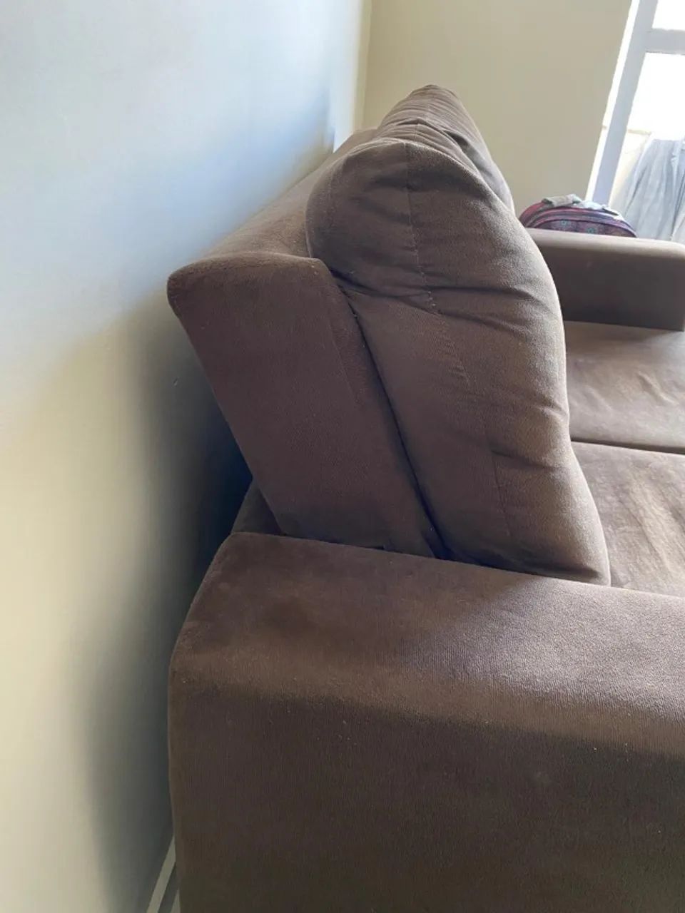 Sofá de 2 lugares, tecido suede na cor marrom - Foto 5