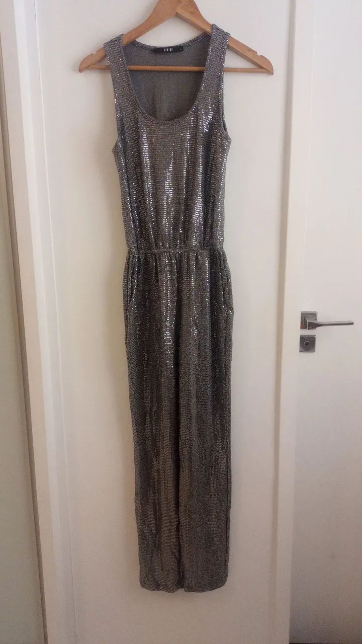 Macacão prateado em lurex. 