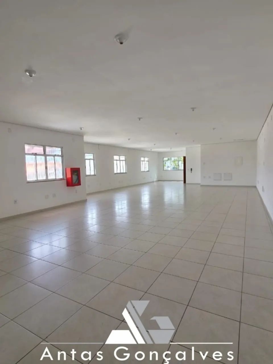 ALUGO sala Comercial com 140m2 próximo ao centro de Itaboraí /RJ - Foto 2