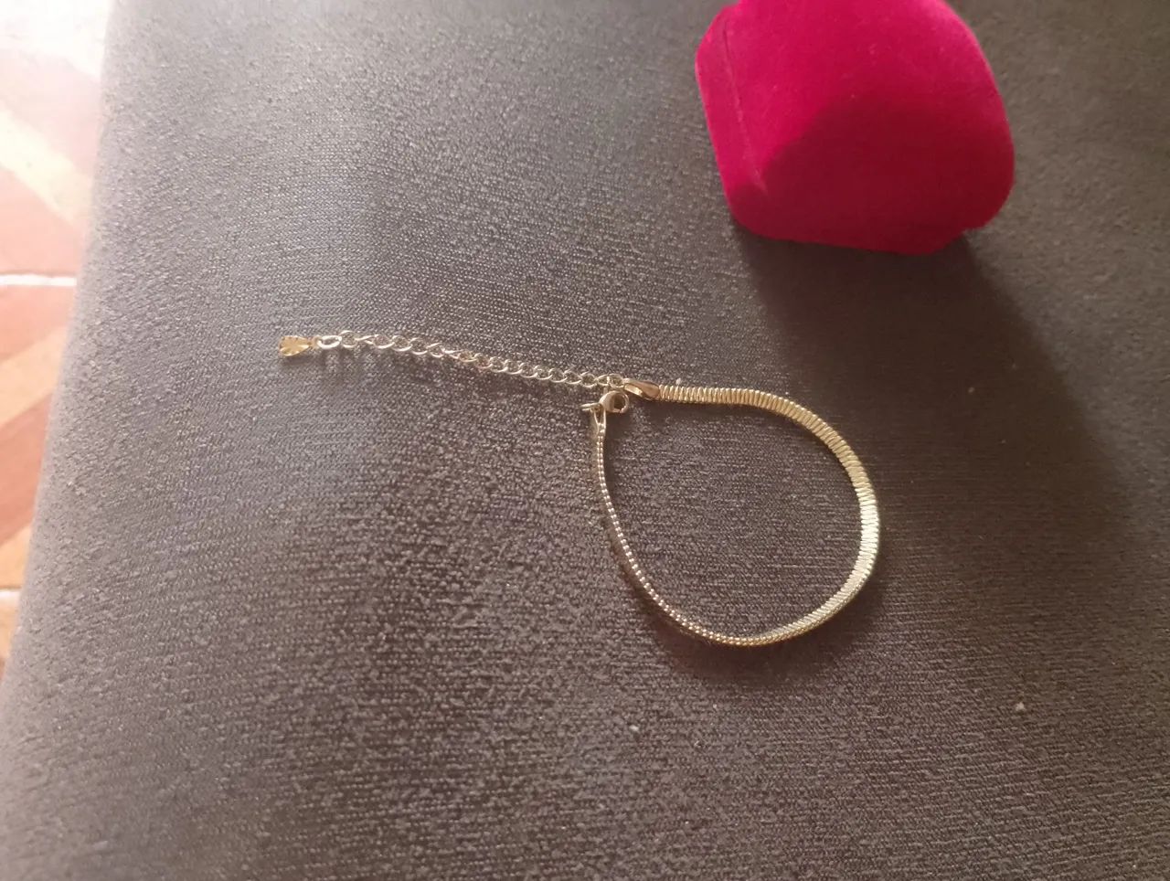 Pulseira de corrente fina dourada