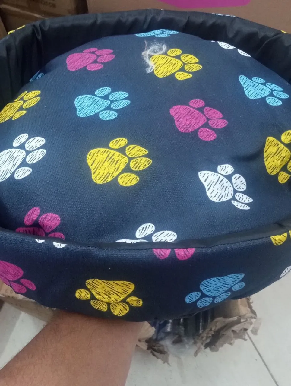 Cama para gatos com estampa de patinhas