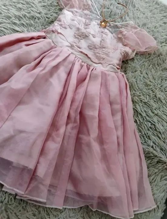 Vestido infantil veste 6 a 8 anos semi novo $50 - Foto 3