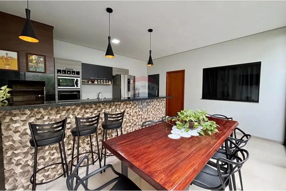 Casa à venda com 03 dormitórios e cozinha gourmet l Bairro Santa Clara