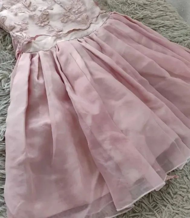Vestido infantil veste 6 a 8 anos semi novo $50 - Foto 2