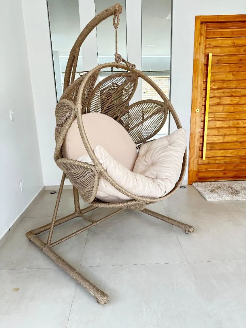 Concha de Balanço em modelo de folha com pedestal.