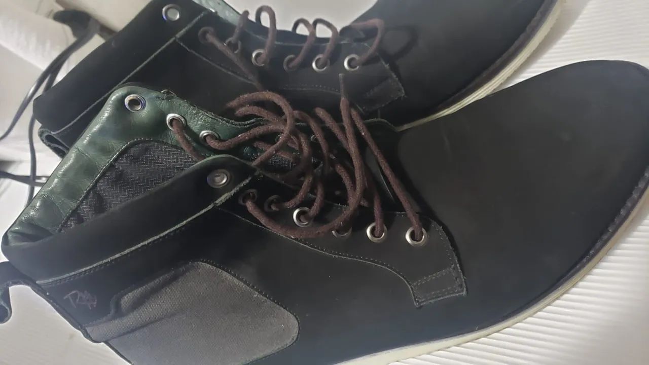 Bota coturno preta de couro - Foto 3