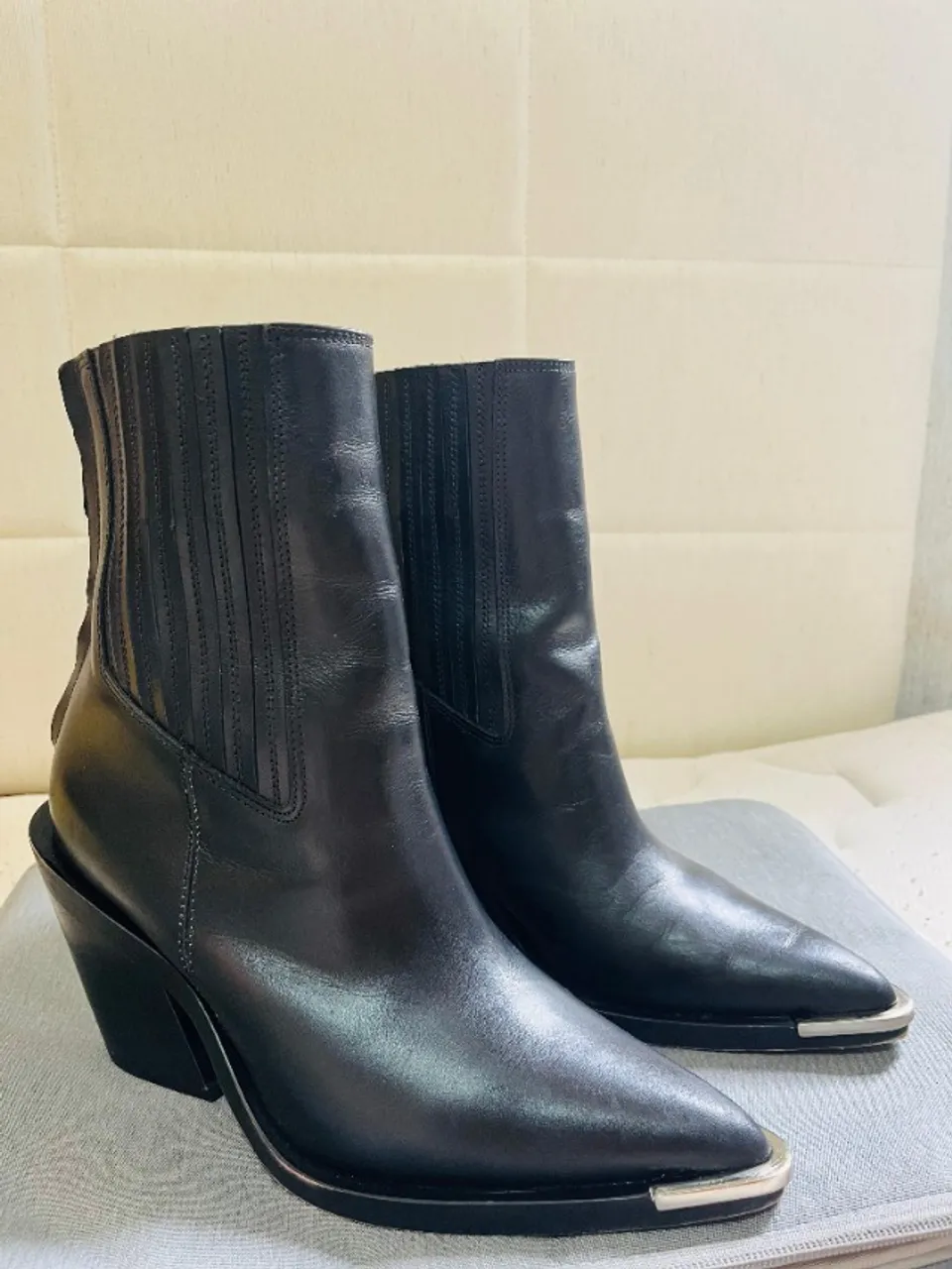 Bota Santa Lolla couro legítimo com bico fino e detalhe metálico.