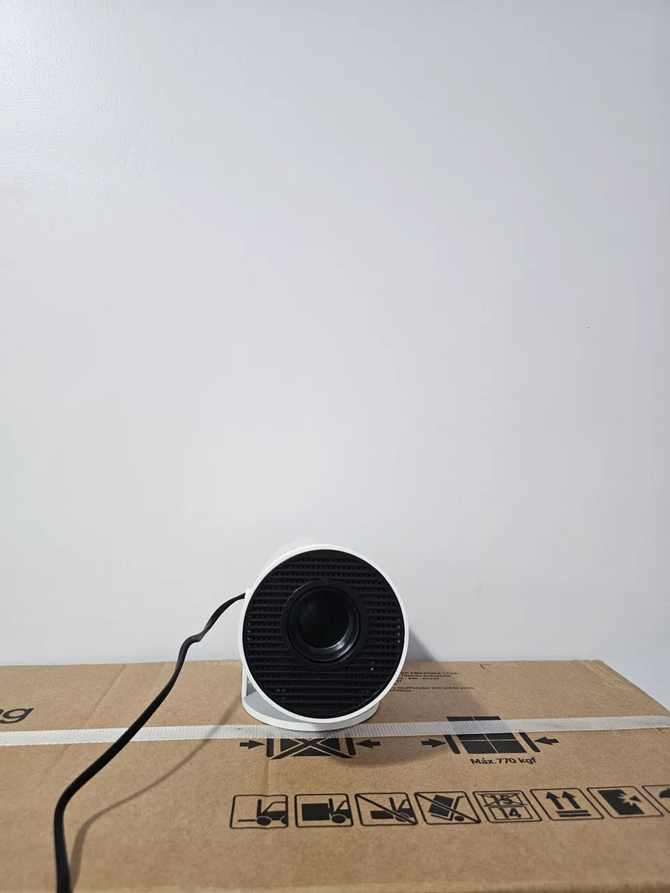 Projetor HY300 Portátil e Compacto - Imagem de Alta Qualidade (SEMINOVO)